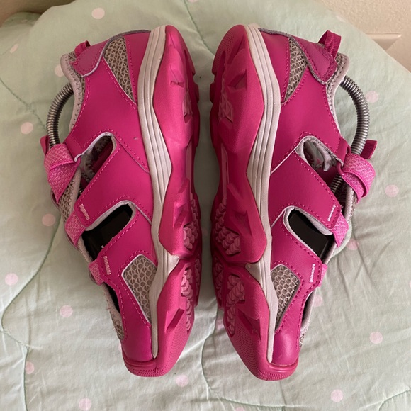 TEVA Pink and Gray Girls Shoes 3 - Picture 3 of 14